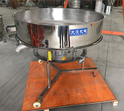 高頻篩不同于普通振動(dòng)篩的在于該產(chǎn)品使用的是，高頻振動(dòng)電機(jī)：振動(dòng)頻次快，振動(dòng)的幅度較小，所以對(duì)于漿液的過(guò)濾篩分有一定的優(yōu)勢(shì)。