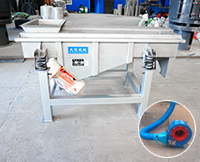 降溫直線(xiàn)振動(dòng)篩分為水冷降溫與風(fēng)冷降溫兩種，兩種不同降溫方式的選擇取決于物料本身和用戶(hù)需要降到多少度以及投資成本的考慮。