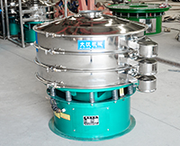 旋振篩多采用立式振動(dòng)電機(jī)作為激振來(lái)源，利用偏心塊的夾角的不同實(shí)現(xiàn)物料在篩網(wǎng)上運(yùn)動(dòng)的軌跡調(diào)整。