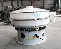 塑料振動(dòng)篩從篩網(wǎng)到篩框采用的全是pp塑料材質(zhì)，該材質(zhì)無(wú)色，無(wú)味，無(wú)化學(xué)反應(yīng)，使用壽命長(zhǎng)。