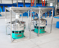 料倉(cāng)振動(dòng)篩是為了方便物料的投放，防止物料在投放的過(guò)程中出現(xiàn)散落的現(xiàn)象，多用于一些比重輕且流動(dòng)性好的物料。