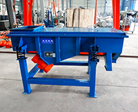 1035直線(xiàn)振動(dòng)篩屬于較大型的篩分設(shè)備，所以該設(shè)備的產(chǎn)量也相對(duì)比較高一些。