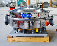 直排篩可分為單雙振動(dòng)源兩種，但其電機(jī)是懸掛在振動(dòng)篩框的外側(cè)，振動(dòng)理相對(duì)比較大。