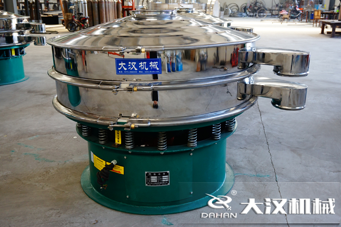 磨料振動篩也是旋振篩，其根據(jù)不同的物料可以成為不同的產(chǎn)品有不同的產(chǎn)品名稱，為了方便用戶的分辨與查找。