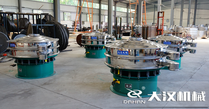 磨料振動篩的工作原理：是由直立電機(jī)作為激振源，用來幫助物料進(jìn)行運(yùn)動并且實(shí)現(xiàn)，理想的分級除雜效果。