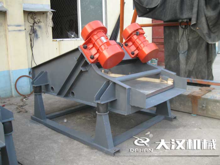 礦用振動篩采用優(yōu)質(zhì)的錳鋼材質(zhì)，主要特點就耐磨性強，對于礦用振動篩來說其，耐磨性是非常重要的。