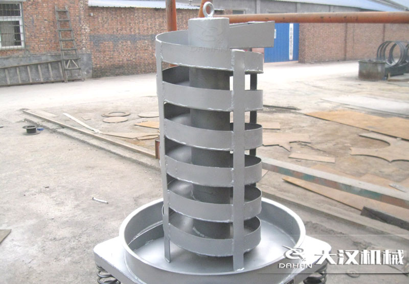 DZC垂直振動(dòng)提升機(jī)：由于該產(chǎn)品屬于一種向上式的輸送和擺放方式所以，對(duì)于空間大小的要求較小。