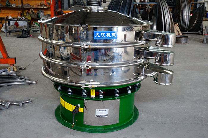 1500型振動篩主要采用的是不銹鋼材質(zhì)+碳鋼材質(zhì)所制成的。