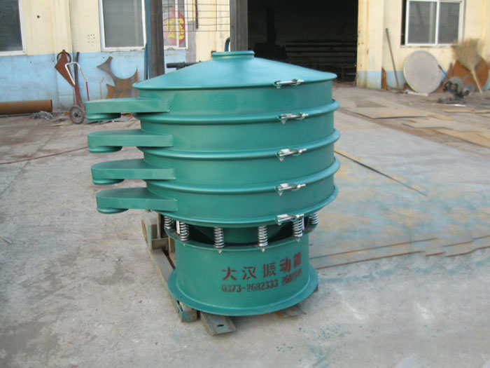 直徑1000型振動篩除了有碳鋼材質(zhì)其還有不銹鋼+碳鋼，以及全不銹鋼的選擇，用戶可根據(jù)用戶物料的性質(zhì)不同可進(jìn)行選擇。