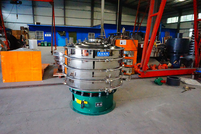 直徑1500mm振動(dòng)篩是一個(gè)四個(gè)出料口，三層振動(dòng)篩框的選震動(dòng)篩，屬于較大型號(hào)的產(chǎn)品。