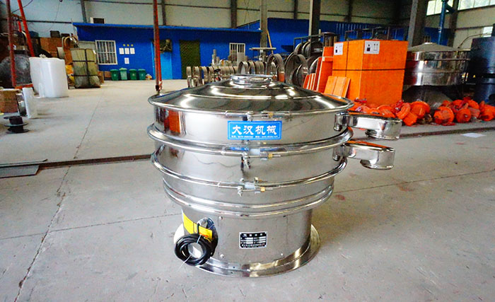 全不銹鋼振動(dòng)篩采用304不銹鋼材質(zhì)，利用不銹鋼材質(zhì)的耐氧化，防腐蝕的特點(diǎn)，實(shí)現(xiàn)物料的篩分目的。