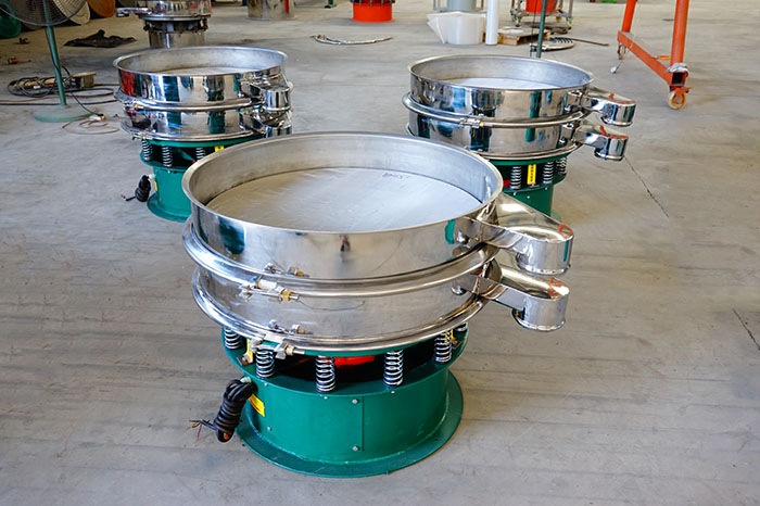 玉米淀粉振動篩分機的特點：產品的振動頻率高，振幅大，可篩分物料比較廣泛，采用304不銹鋼材質，對于物料篩分有一定的優(yōu)勢。