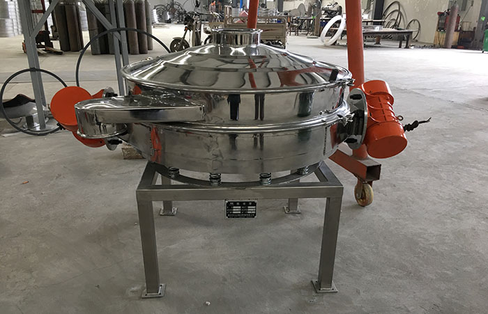 主要采用的是雙振動電機振動，其振動力比普通振動篩要高，同時采用直泄式的排料方式，很好的解決了堵料塞料的問題。