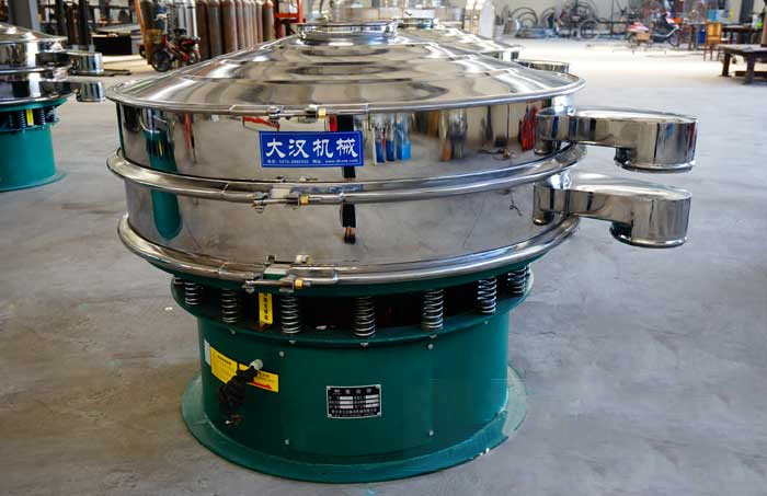 玻璃粉振動(dòng)篩比較常見的材質(zhì)為不銹鋼材質(zhì)，但其碳鋼材質(zhì)的設(shè)備相對(duì)來說其使用壽命不夠長(zhǎng)，對(duì)于一些特殊行業(yè)的物料的篩分也比較有限，所以目前比較受歡迎的材質(zhì)為不銹鋼材質(zhì)。