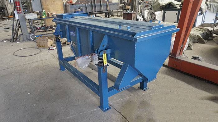 520型直線振動篩主要采用的還是304不銹鋼材質(zhì)，能夠?qū)崿F(xiàn)長久化衛(wèi)生化的物料的篩分。