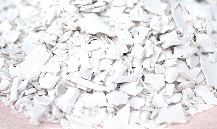  藕粉屬一種堿性的物料，所以對(duì)于普通振動(dòng)篩的選擇就需要注意其材質(zhì)方面。