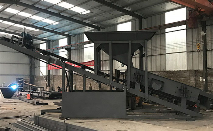 振動(dòng)篩沙機(jī)產(chǎn)品概述：該產(chǎn)品比較適合河道篩沙，沙場篩沙，篩分效率高，經(jīng)久耐用，不易損壞。