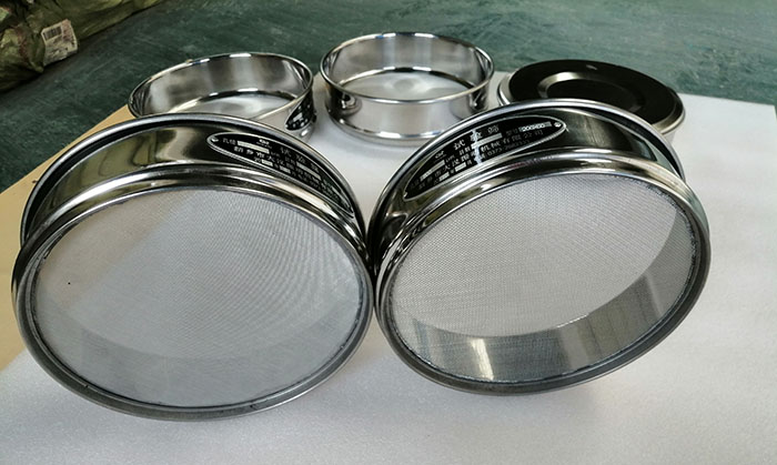 直徑75mm試驗(yàn)篩采用的304不銹鋼材質(zhì)適用于很多行業(yè)。