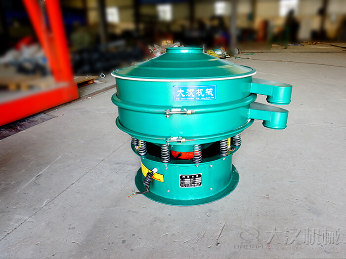  圓形振動(dòng)篩采用碳鋼材質(zhì)價(jià)格便宜，使用便利，篩分效果好。