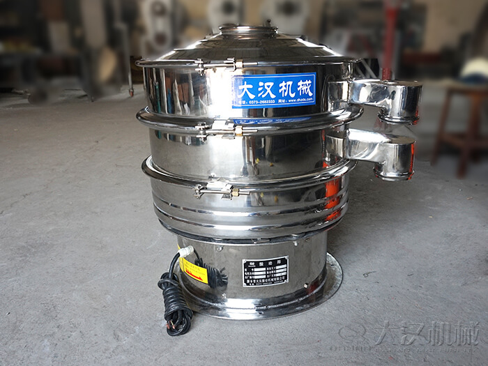 醫(yī)藥振動(dòng)篩主要采用的是304不銹鋼振動(dòng)篩，優(yōu)勢：設(shè)備干凈衛(wèi)生，不易生銹，使用壽命長久，經(jīng)久耐用。
