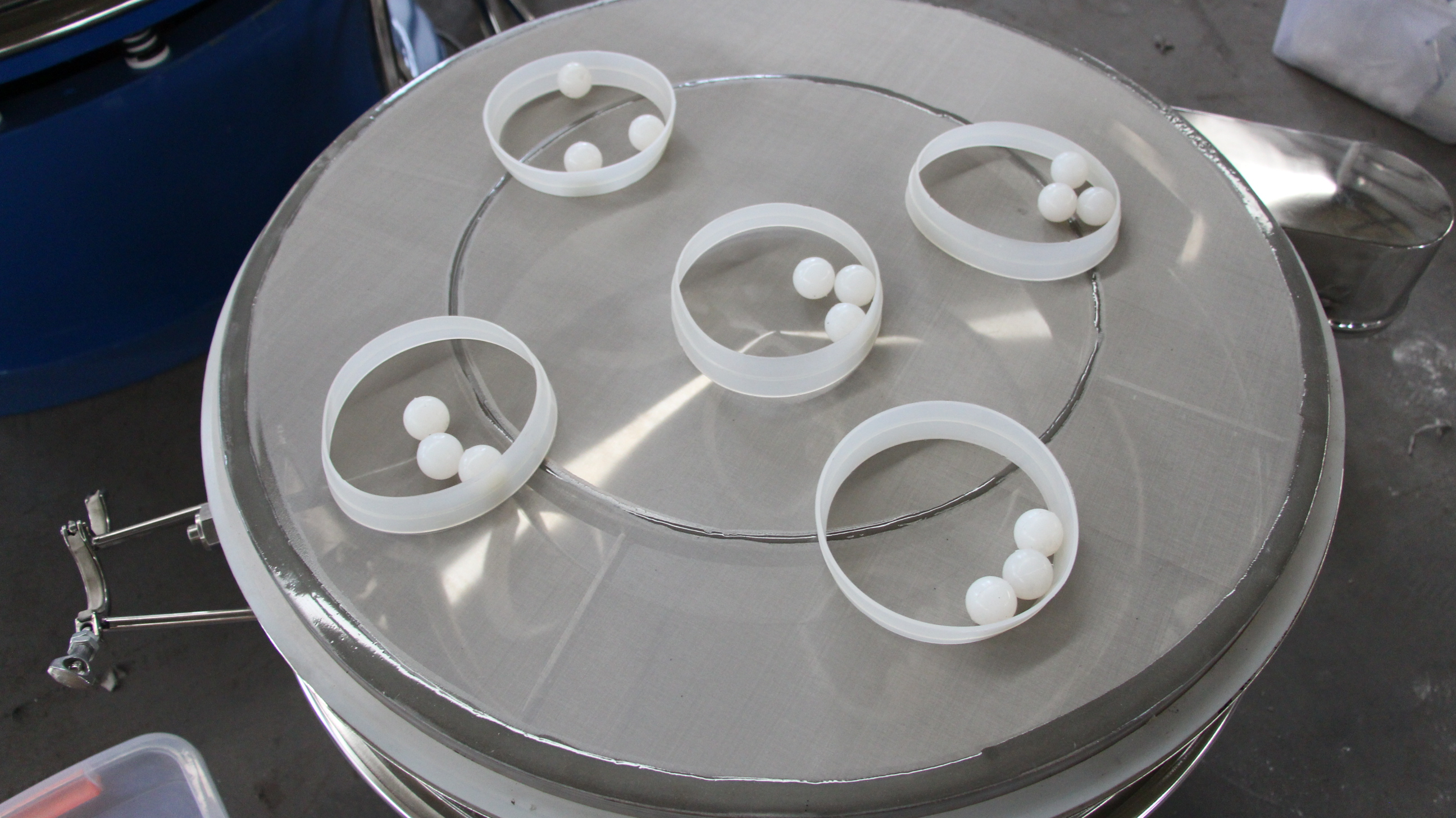 醫(yī)藥振動(dòng)篩：篩架彈跳球，擋球環(huán)等。