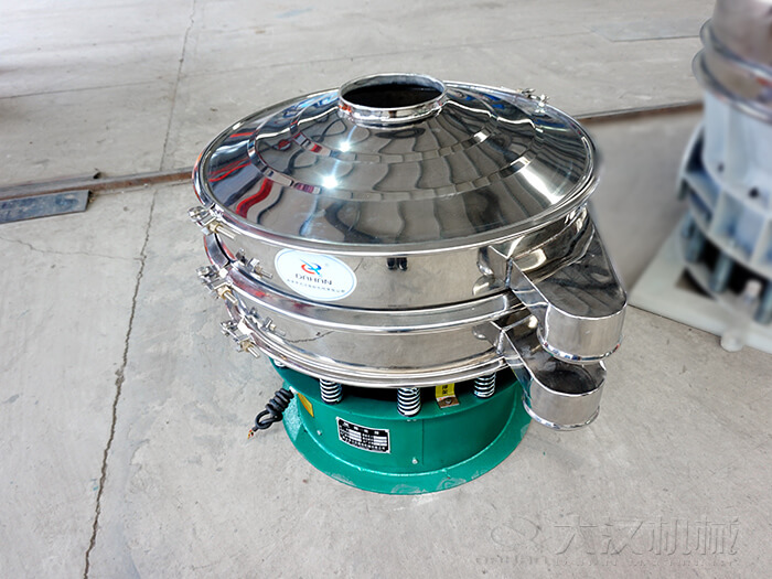  圓形旋振篩材質(zhì)由：不銹鋼+碳鋼，全碳鋼，全不銹鋼三種不同材質(zhì)可供選擇。