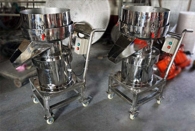 450型過濾篩機(jī)實(shí)拍：全不銹鋼小推車式過濾篩，便于篩機(jī)的移動(dòng)，適合場(chǎng)地不確定的用戶。